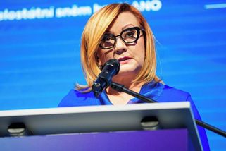 Vysmátá Schillerová vrkala s eurokomisařem