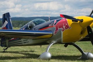 Redbull vám dává křííídla. Příběh plechovky, která změnila svět - Médium.cz