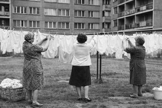 Zapáchající kbelíky a nekonečné máchání. Dnešní matky by z plenek za socialismu ranila mrtvice - Médium.cz