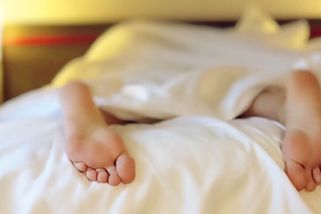 Jedna sklenička s nejlepší kamarádkou. Ráno jsem ji našla v posteli se svým manželem - Médium.cz