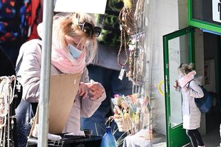 Shopaholicadel se topí v dluzích, přesto utrácí za cetky. Po výběru prstýnku zažila pořádný trapas – eXtra.cz