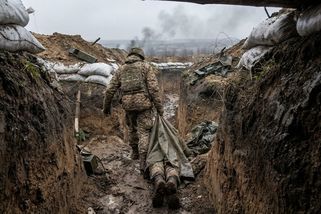 Video: Záběry, které nejsou pro každého. Přímý střet v zákopech s ruskými vojáky