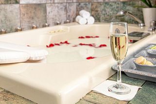 Na hotelu v Tunisku mě přítelkyně lákala do vany. Když jsem rozsvítil, uviděl jsem něco hrozného - Médium.cz