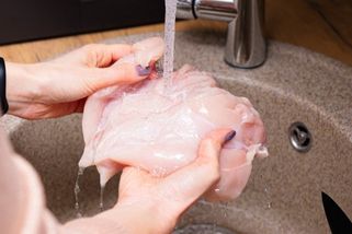 Syrové maso: Omývat, nebo neomývat? Nebezpečný zvyk, kterým si můžete hodně zavařit