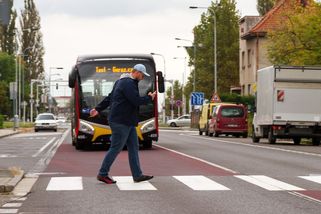 Chodci nemají na přechodech absolutní přednost. Jsou navíc situace, kdy do vozovky vstoupit nesmí. Musí ale chodec před přechodem zastavit? - Garáž.cz