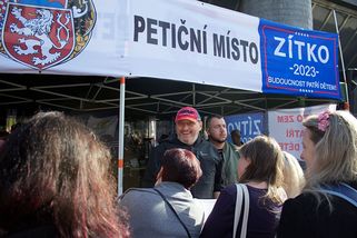 Policie rozbila Zítkovi okno, vytáhla ho z auta a na dálnici kvůli podezření zatkla