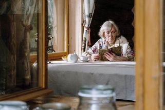 Dcera mi vyčetla, že nejsem babička na hlídání. Tak jsem jí poslala fakturu za její dětství - Médium.cz