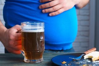 Jak zhubnout pivní břicho? Není jen z piva a trápí víc muže. Trenér radí, jak se ho zbavit