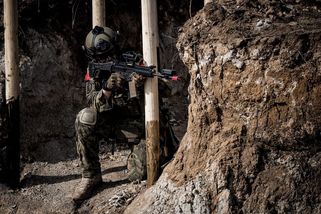 Granáty, drony a smrt zblízka. Vojáci v Žatci se vrátili do zákopů - Seznam Zprávy