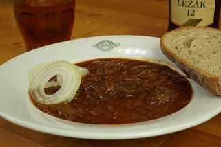 Úžasný tradiční hovězí guláš zahuštěný chlebem | Vaříme s Kubíčkem