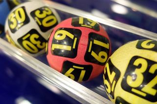 Bývalý fotbalista vyhrál desítky milionů v loterii, kolegové natočili jeho reakci - Novinky