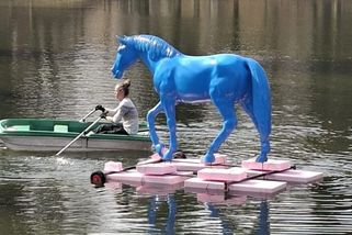 Tři modří koně v Šimkových sadech vyvolali spor. Instalaci bez povolení zorganizoval senátor Holásek