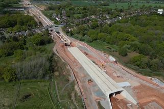 Stavba železnice přeťala anglickou vesnici napůl. Život v ní se podobá noční můře - Novinky