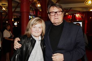 Syn Ivety Bartošové shodil kila, oholil hlavu a udobřil se s dvojčetem matky. Byla to ta nejobyčejnější máma, říká Artur