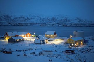 „Zůstanu tu. Je to moje země.“ Fotky ukazují těžký život v grónské vesnici - Seznam Zprávy