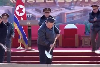 Kim Čong-un si oblíbil lopatu, během měsíce se jí chopil podruhé - Novinky