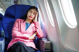 Ani dopředu, ani dozadu. Kam si sednout v letadle, pokud chcete mít krásnou pleť?