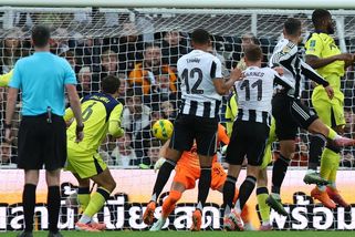 Byl úplně mimo, kritizují v Anglii Kinského. Rozčiloval se i kouč Tottenhamu - Sport.cz