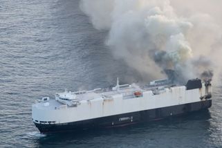 Loď převážející 3000 aut se po požáru na palubě s elektromobily potopila - Novinky