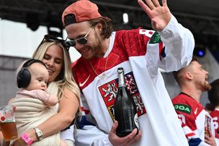 Staromák bouřil nadšením. S Pastrňákem to na pódiu rozjížděla i jeho švédská snoubenka s dcerou - Super.cz