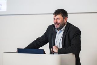 Einsteinův teleskop uvidí na kraj vesmíru, o umístění se rozhodne příští rok. Může být i u našich hranic