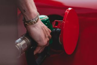 Jak se vyhnout frontě u benzinky? Jednoduchý trik vám může pomoci k rychlejšímu tankování