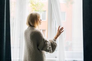 Český způsob větrání v zimě je drahý omyl. Německá metoda Stoßlüften ušetří tisíce a zničí plíseň