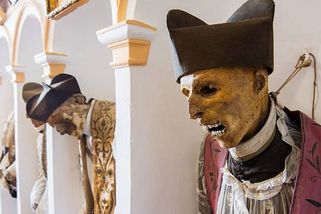 Nejbizarnější cíl turistů. V katakombách dělí mrtvé od živých jen provazy