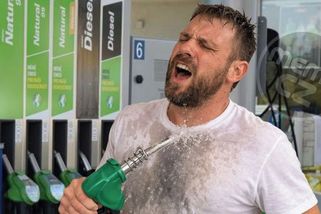 Češi si dělají legraci z drahých paliv: Podívejte se na nejvtipnější memy ze sociálních sítí - Garáž.cz