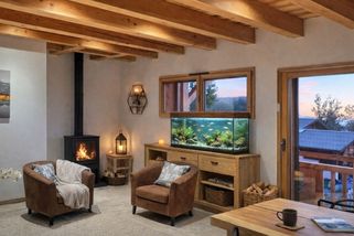 Má elektřinu, ale neplatí za rozvaděč, ani za služby, které nepotřebuje. Svůj životní styl si pochvaluje