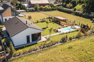 Pro svou dřevostavbu si koupili hezký pozemek. Při kopání základů objevili zbytky staré cihelny - Novinky