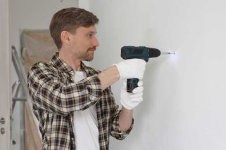 Vrtání do panelu není loterie. Takhle poznáte, kde (ne)vrtat, aniž byste vyhodili pojistky v celém vchodu