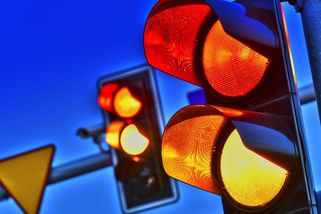 Kdy smíte a nesmíte jet na oranžovou? Jízda na oranžovou se může šeredně nevyplatit. Hrozí šest bodů, 25 tisíc pokuta a půlrok zákazu řízení - Garáž.cz