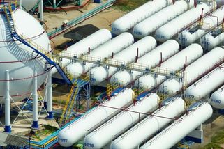 Země zavádí kvůli drahému plynu a ropě tvrdá opatření. Zavírají školy, benzín je na příděl a pracovní týdny se krátí - Echo24.cz