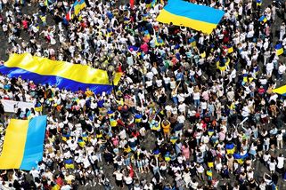 Už je líp! Vlajky Ukrajiny mizí, díky, Klempíři. Místo užitečné práce ale máme jen kulturní války - Médium.cz