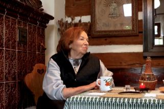 Klausovi mají chalupu v jižních Čechách. Livia ji krásně vyšperkovala. Její pýchou jsou kachlová kamna