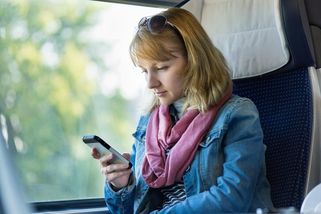 Telefonování v tramvaji aneb Když posloucháte i to, co nechcete - Novinky