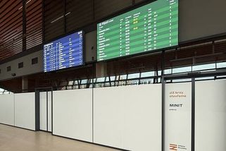 Prázdné prodejny nového brněnského nádraží. Lidé se občerství z jednoho automatu