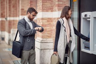 Obří výpadek zasáhl miliony klientů 2 českých bank. Někteří Češi v obavách vybírají hotovost a mění účty