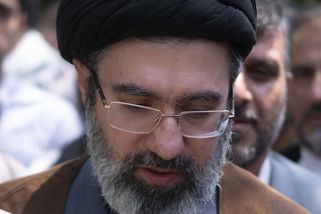 Nový íránský vůdce Modžtabá Chameneí leží v kómatu a přišel o nohu, tvrdí britská média