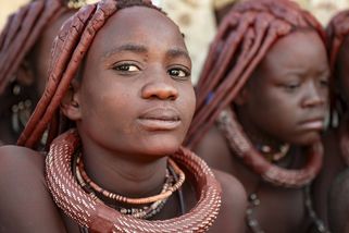 Rudé ženy pouště: Tajemství krásy kmene Himba je i strategií přežití - Médium.cz