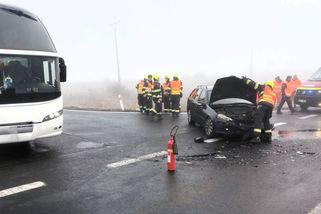 Na Chomutovsku se srazil autobus s osobním autem, na místě jsou tři zranění - Novinky