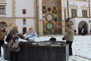 Fotky: Už zase troubějí na náměstí v Olomouci s izraelskou vlajkou nad reliéfem města - Médium.cz