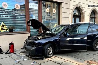 Mrazivé záběry: Ukrajinec chtěl na náměstí v Plzni driftovat, s autem vletěl do zdi. Těsně minul lidi