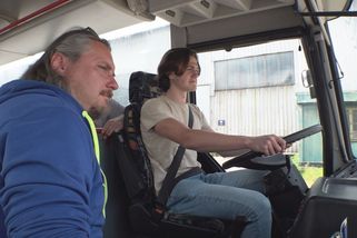 Češi by mohli autobus řídit už od 18 let. Návrh rozděluje odborníky i společnost