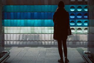 Zoufalá rodina na nádraží mě prosila o peníze. Matka slíbila, že je pošle zpátky - Médium.cz