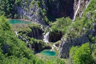 Plitvická jezera 2026: Krása, která leze do peněz. Vyplatí se tisícovka za lístek a fronty na lávkách?