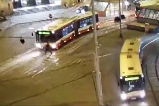 Muž v Brně nakráčel přímo před rozjíždějící se autobus, řidič ho přejel - Novinky