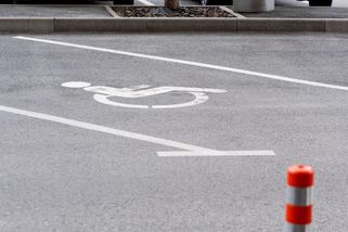 Radnice zřídila pod zaparkovaným autem místo pro handicapované, majitel vozu pak dostal několik pokut - Novinky