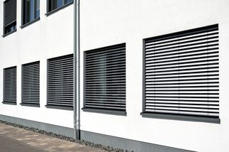 Češi na okna v roce 2026 montují rolety a neví, že porušují pravidla. Dostávají výzvu k odstranění a hrozně se diví